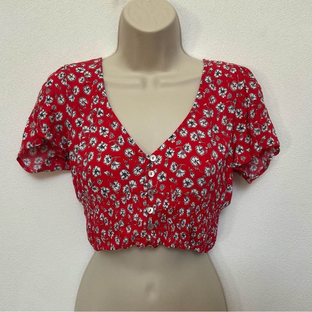 Forever 21 Red, White Floral Button Front V-Neck Cropped Top Size Medium